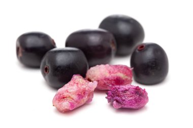 Hint Ayurvedic medikal taze organik meyve jamun (Syzygium Cumini) ya da kabuklu siyah erik, yarısı kesilmiş meyve, beyaz arka planda izole. 