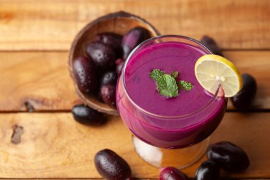 Bir bardak 'Hint böğürtleni' ya da Jamun (Syzygium cumini) Shake, Pulp, ya da meyve suyu..