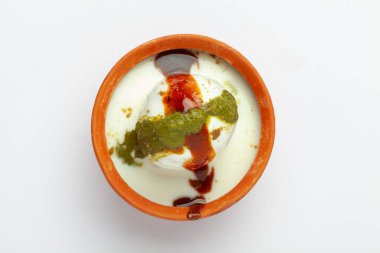 Chaat Dahi Vada (diğer adıyla Dahi Bhalla, Doi Bora, mosaru vade, Dahi Bara, thayir vadai, perugu vada). Yoğurt ile hazırlanır. Demirhindi ve kişniş baharatıyla süslenmiş..