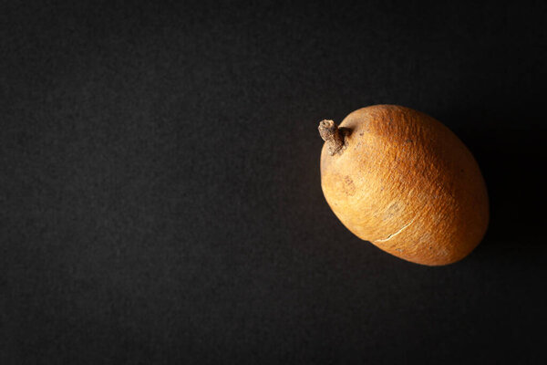 Фрукты сухого органического хингота или пустыни (Balanites indica), выделенные на черном фоне. Вид сверху