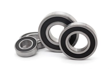 Çeşitli boyutlarda, beyaz bir arka planda izole edilmiş çeşitli konik rulo kolleksiyonu..