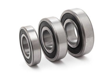 Çeşitli boyutlarda, beyaz bir arka planda izole edilmiş çeşitli konik rulo kolleksiyonu..