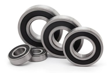 Çeşitli boyutlarda, beyaz bir arka planda izole edilmiş çeşitli konik rulo kolleksiyonu..