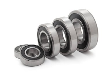 Çeşitli boyutlarda, beyaz bir arka planda izole edilmiş çeşitli konik rulo kolleksiyonu..