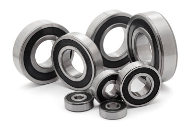 Çeşitli boyutlarda, beyaz bir arka planda izole edilmiş çeşitli konik rulo kolleksiyonu..