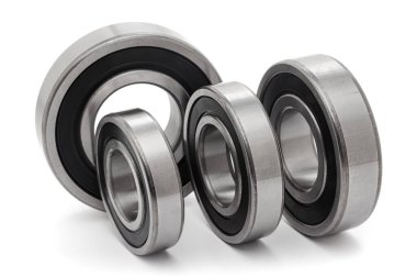 Çeşitli boyutlarda, beyaz bir arka planda izole edilmiş çeşitli konik rulo kolleksiyonu..