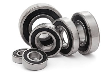 Çeşitli boyutlarda, beyaz bir arka planda izole edilmiş çeşitli konik rulo kolleksiyonu..