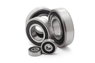 Çeşitli boyutlarda, beyaz bir arka planda izole edilmiş çeşitli konik rulo kolleksiyonu..