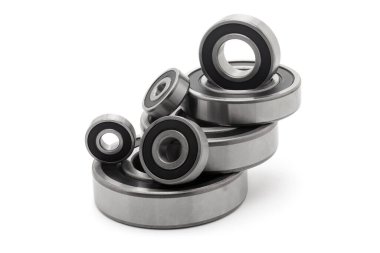 Çeşitli boyutlarda, beyaz bir arka planda izole edilmiş çeşitli konik rulo kolleksiyonu..