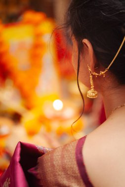 Güzel Hintli geleneksel kadın puja ritüelleri yapıyor. Hint Hindu puja geçmişi.