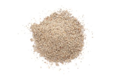 Beyaz arka planda bulunan yakın plan organik Pearl Millet unu (Pennisetum glaucum) veya Bajra unu yığını. Üst görünüm