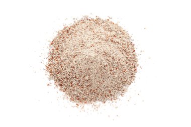 Beyaz arka planda izole edilmiş organik Ragi unu (Eleusine coracana) veya Parmak Millet unu yığını. Üst görünüm