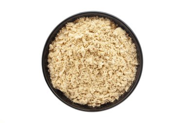 Organik Chikpea unu (Cicer arietinum) veya Besan, siyah bir seramik kasede. Beyaz bir arka planda izole edilmiş. Üst Görünüm