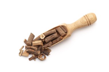 Organik Hint saparnası ya da Anantmool (Hemismus indicus) ile dolu ahşap kepçenin üst görüntüsü. Beyaz bir arkaplanda izole edilmiş.