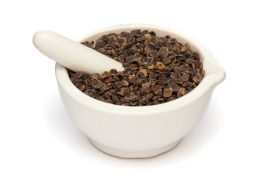 Beyaz bir zemin üzerinde izole edilmiş beyaz seramik havan ve tokmak, kuru organik marshmallow veya Khatmi (Althaea Officinalis) tohumları yakın plan.