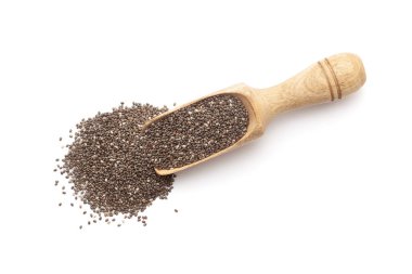 Organik Chia tohumlarıyla (salvia hispanica) dolu ahşap bir kepçenin üst görüntüsü. Beyaz bir arkaplanda izole edilmiş.