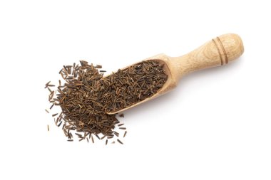 Organik Acı Kimyon Tohumları (Centratherum anthelminticum) veya Kalijiri ile dolu ahşap kepçenin üst görüntüsü. Beyaz bir arkaplanda izole edilmiş.