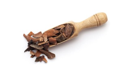 Kuru organik Zebrawood veya Kakda Singi (Pistacia integerrima) ile dolu ahşap kepçenin üst görüntüsü. Beyaz bir arkaplanda izole edilmiş.