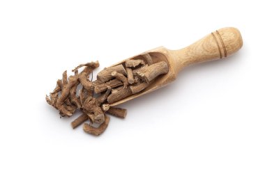 Kuru Organik Vahşi Castor veya Dantimool (Baliospermum Montanum) bitkisiyle dolu ahşap bir kepçenin üst görüntüsü. Beyaz bir arkaplanda izole edilmiş.