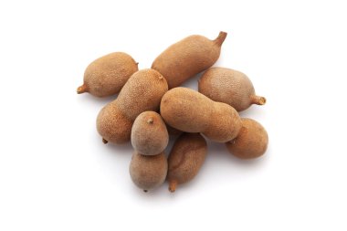 Taze Organik Tatlı Tamarind 'in (Tamarindus indica) üst görüntüsü, beyaz arka planda izole edilmiş..