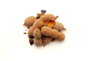 Taze Organik Tatlı Tamarind 'in (Tamarindus indica) üst görüntüsü, beyaz arka planda izole edilmiş..