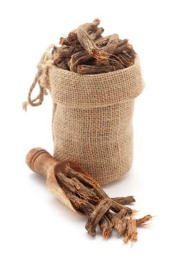 Kuru Organik Sugandh Mantri 'nin (Homalomena aromatica) yakın çekimi, bir jüt torba içinde ve kepçe üzerinde, beyaz bir arka planda izole edilmiş..