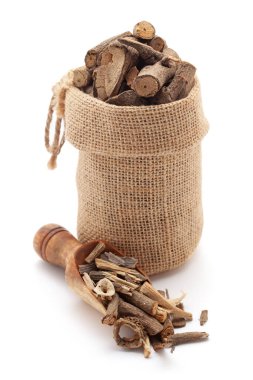 Organik Hint saparnası ya da Anantmool (Hemismus indicus) 'a yakın çekim, bir jüt torba içinde ve kepçe üzerinde, beyaz bir arka planda izole edilmiş..