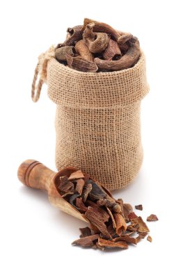 Organik Zebrawood veya Kakda Singi 'ye (Pistacia integerrima) yakın plan, bir jüt torba içinde ve kepçe üzerinde, beyaz bir arkaplanda izole edilmiştir..