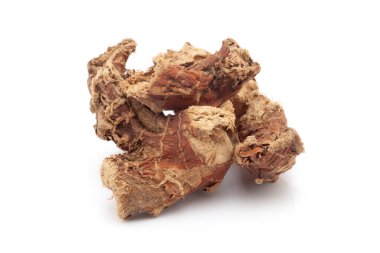 Kuru Organik Kulanjan (Alpinia galanga) köklerine yakın plan, beyaz arka planda izole. Ön görünüm