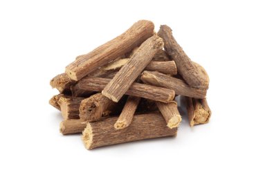 Kuru Organik Meyankökü veya Mulethi 'nin (Glycyrrhiza glabra) beyaz bir zemin üzerinde izole edilmiş yakın çekimi. Ön görünüm.