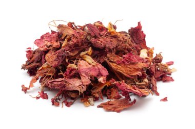 Beyaz arka planda izole edilmiş Kuru Organik Hibiscus (Hibiscus rosa-sinensis) çiçeklerine yakın plan. Ön görünüm.
