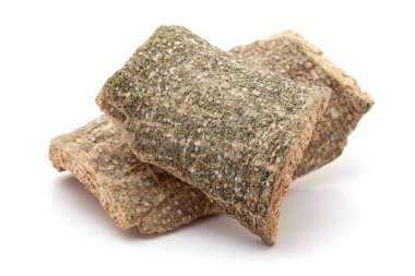 Kuru Organik Varuna Kabukları 'nın (Crataeva nurvala) beyaz arka planda izole edilmiş yakın çekimi. Ön görünüm.