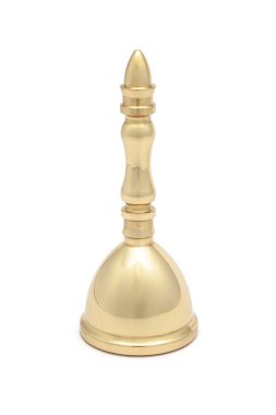 Pirinç puja çanı (Pooja Ghanti, Ghanta) beyaz bir arka planda izole edilmiş, özveri ve maneviyatı sembolize eden ayinler için kullanılır..