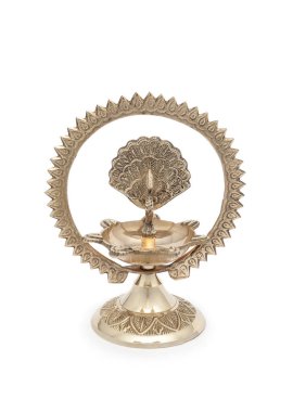 Tasarımcı bir pirinç diya, geleneksel bir Hindu pooja aksesuarı, beyaz arka planda izole, ışığı, bağlılığı ve maneviyatı sembolize ediyor..
