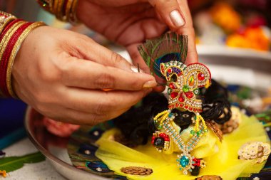 Hintli bir kadın, Krishna Janmashtami festivali sırasında bir tören banyosu yaptıktan sonra (Laddu Gopal), bir Hindu go 'dKrishna' dır..