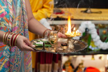 Hintli bir kadın, Hindu dini ritüeli olan aarti yapmaya hazır. Hindu bir puja 'nın arka planında..