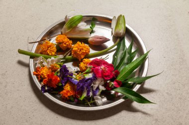 Çok güzel dekore edilmiş pooja thali festivalde ibadet etmek için farklı türde çiçeklerle süslenmiş..