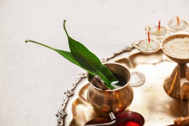 Güzelce dekore edilmiş Pooja Thali 'nin festival kutlaması için yakın çekimi.. 
