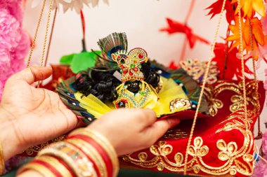 'Laddu Gopal' idolü Krishna Janmashtami festivali kutlamaları sırasında süslenmiş ve salıncağa konmuş, bağlılığı ve şenliği simgeliyor..