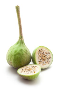 Beyaz arka planda izole edilmiş organik yeşil incir (Ficus carica veya Anjeer) yakın plan. Ön görünüm.