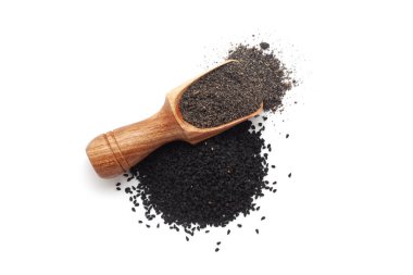 Siyah kimyon (Nigella sativa) veya kalonji tozu ile dolu ahşap bir kepçe, beyaz arka planda izole edilmiş nigella tohumlarının yanına yerleştirilir..