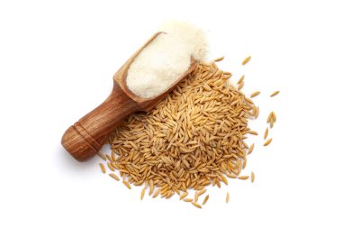 Pirinç unu (Oryza sativa) ile dolu bir tahta kepçe, beyaz arka planda izole edilmiş pirinç gevreği veya Dhaan yığınının yanına konur..