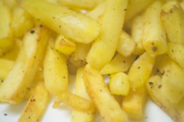 Patates kızartmalı lezzetli yumurta tabağı.