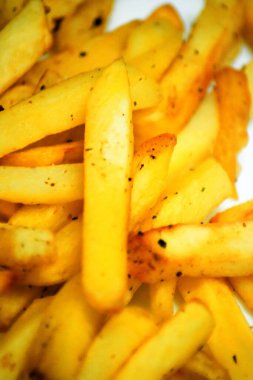 Patates kızartmalı lezzetli yumurta tabağı.