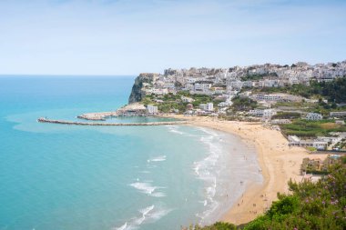Peschici beyaz köy ve plajı, Gargano yarımadası, Puglie bölgesi, İtalya, Avrupa.