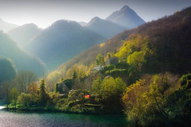 Isola Santa ortaçağ köyü, göl ve sonbahar yapraklarında Alpi Apuane dağları. Garfagnana, Toskana, İtalya Avrupa. Uzun pozlama.