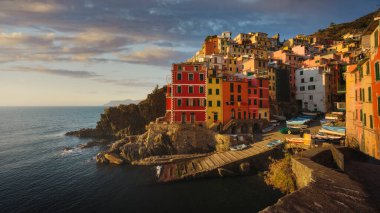 Gün batımında Riomaggiore panoramik görüntüsü. Cinque Terre Ulusal Parkı 'nda Deniz Burnu, Liguria, İtalya, Avrupa.