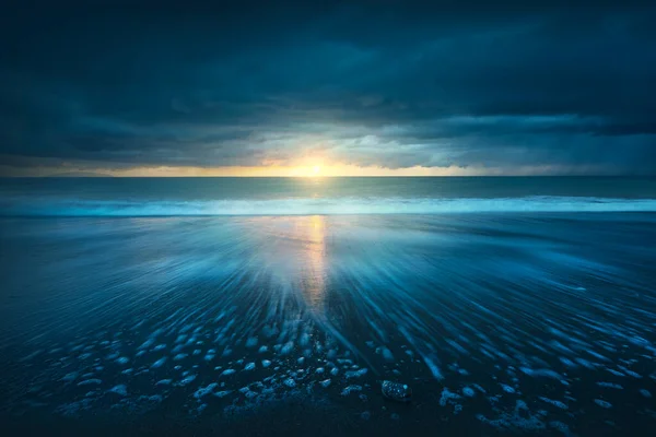 Mar Pôr Sol Depois Tempestade Uma Onda Longa Uma Pedra — Fotografia de Stock