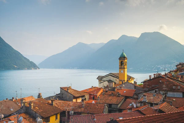 Colonno Comosjön Utsikt Över Klocktornet Ovanför Taken Byn Italien Europa — Stockfoto
