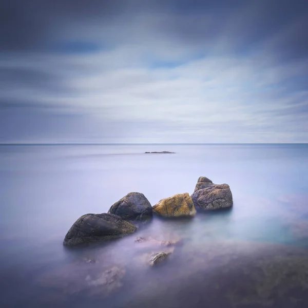Rotsen Zee Wolken Lucht Prachtige Zeegezicht Lange Blootstelling Fotografie Castiglioncello — Stockfoto